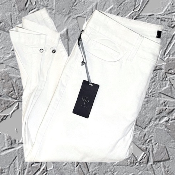 NWT NYDJ White Crop Capri Midrise Jeans Crystal Buttons Lift Tuck Size 8 or 10 - Picture 9 of 9